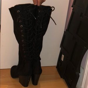 heel boots with lace on the back !
